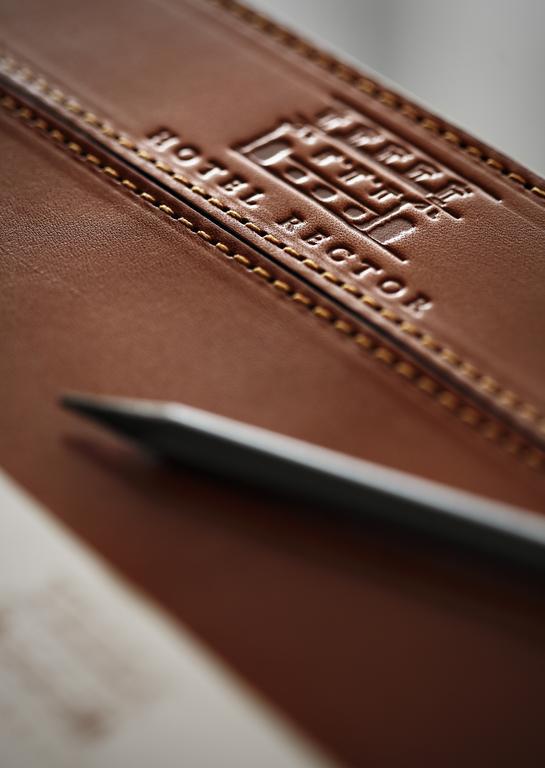 Hotel Rector Salamanca Luaran gambar Detail of a leather shoe